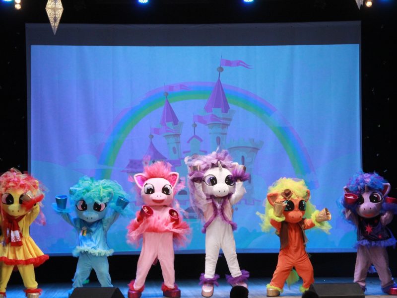Спектакль ростовых кукол «Волшебный бал в стране маленьких пони» показали во Дворце культуры г. Солигорска.