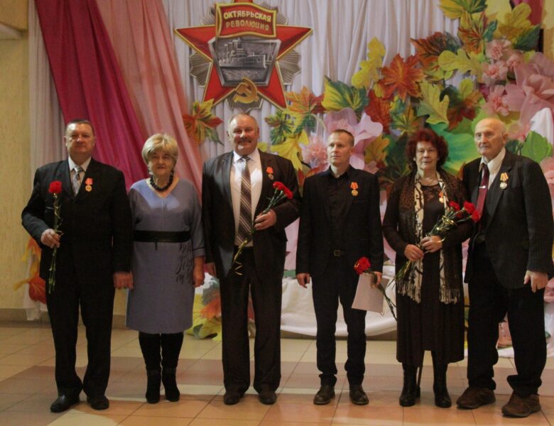 Во Дворце культуры г. Солигорска вручили памятные медали в честь Дня Октябрьской революции.