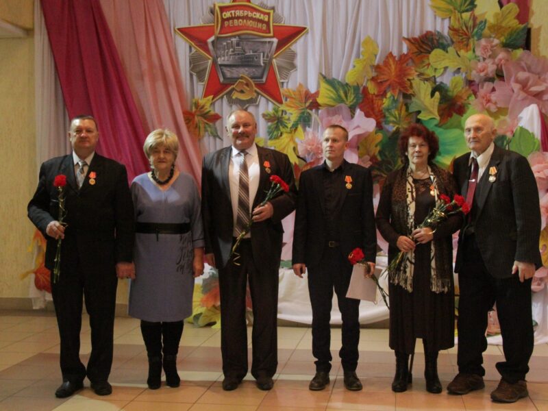 Во Дворце культуры г. Солигорска вручили памятные медали в честь Дня Октябрьской революции.