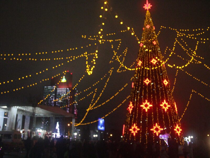 В Солигорске зажгли главную ёлку и провели парад Дедов Морозов и Снегурочек.