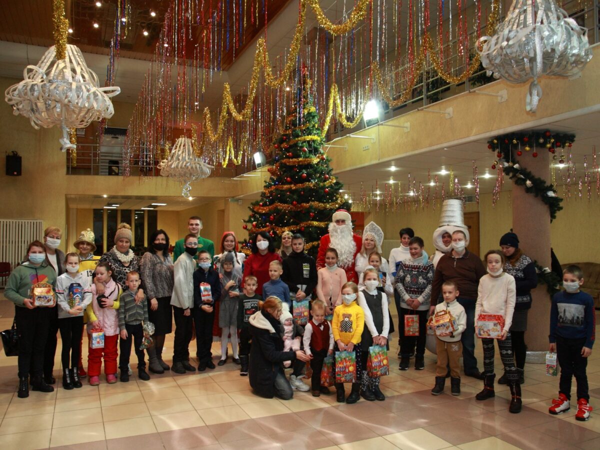Представление у новогодней ёлочки «Время чудес» для участников проекта «Культура без границ» прошло в ДК г. Солигорска