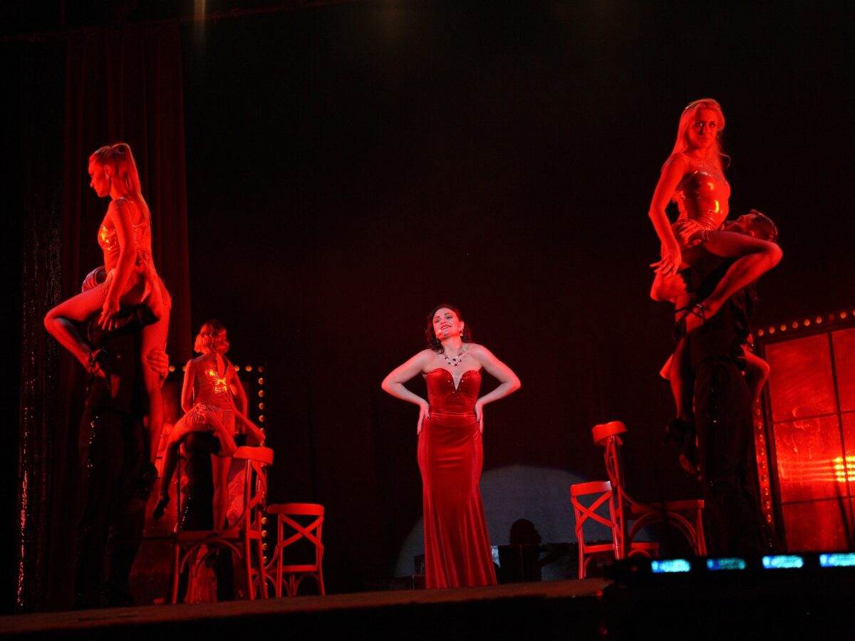 На сцене ДК г. Солигорска прошел эстрадный мюзикл «Бурлеск»