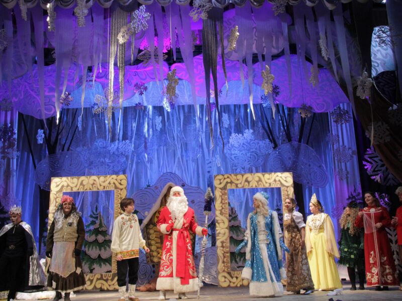 Премьера Новогоднего спектакля «Тайна сказочного сундука» состоялась в ДК г. Солигорска. ФОТОРЕПОРТАЖ.