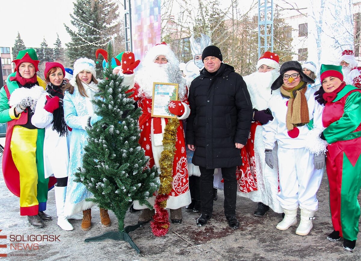 В Солигорске прошел парад Дедов Морозов и начался цикл новогодних праздников на площади.