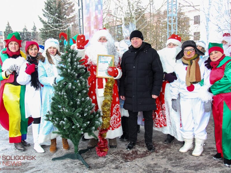 В Солигорске прошел парад Дедов Морозов и начался цикл новогодних праздников на площади.