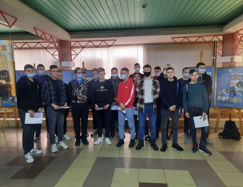 Учащиеся СГК посетили выставку «Святость земли белорусской»
