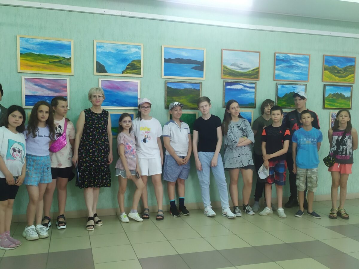 Учащиеся ГУО «СШ № 2 г. Солигорска» посетили персональную выставку картин художника Саака Антонесяна «С верой в доброе».