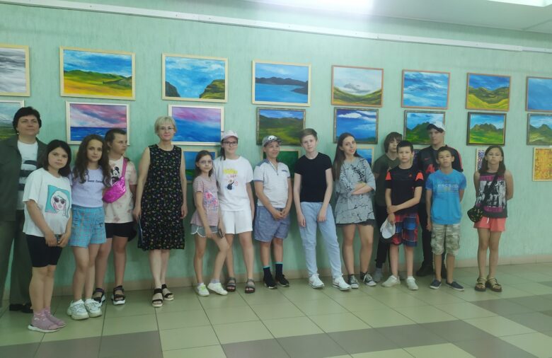 Учащиеся ГУО «СШ № 2 г. Солигорска» посетили персональную выставку картин художника Саака Антонесяна «С верой в доброе».