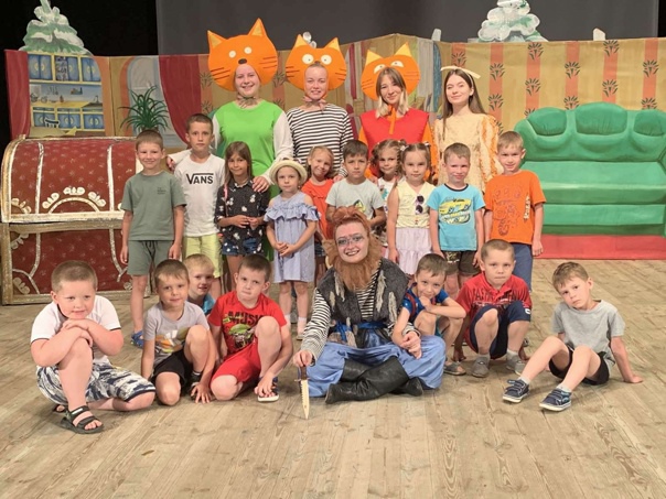 Воспитанники детских садов города Солигорска посетили мини-спектакль «Три кота и волшебные спички».