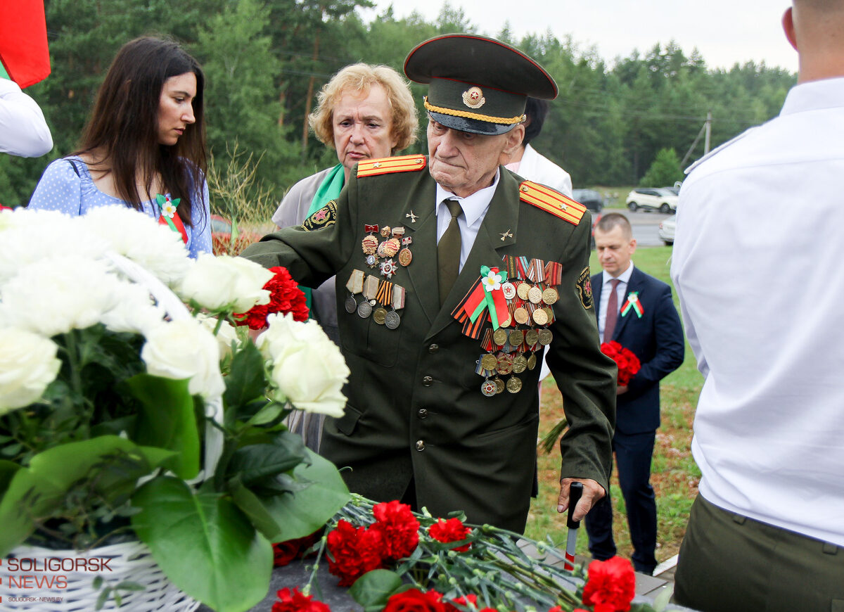 Солигорск празднует День Независимости. Возложение цветов на мемориальном комплексе «Скорбящая мать»