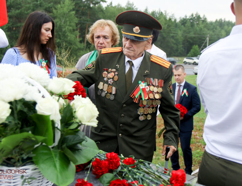 Солигорск празднует День Независимости. Возложение цветов на мемориальном комплексе «Скорбящая мать»