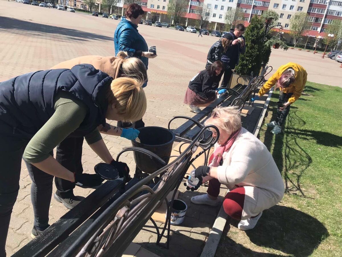 Чистота и комфорт – дело обоюдное. Работники Дворца культуры г. Солигорска вышли на субботник.