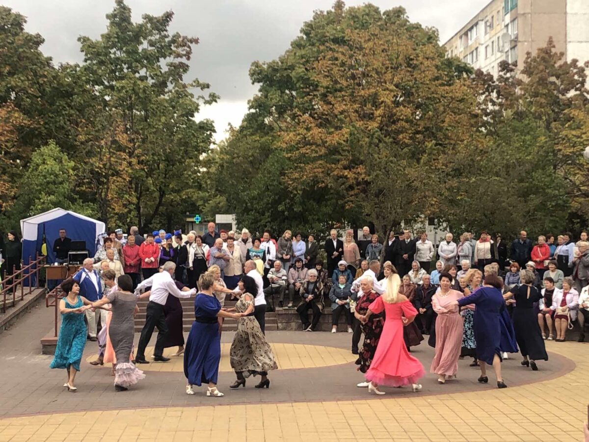 В Парке четырех стихий прошла концертная программа посвященная Дню пожилого  человека «Как молоды мы были» — ГУ 