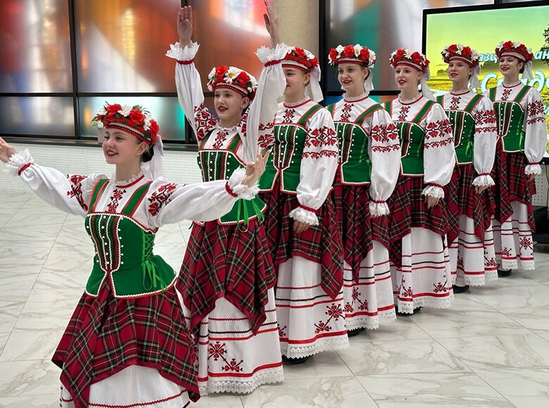 Праздничной программой в Солигорске отметили День единения народов России и Беларуси.