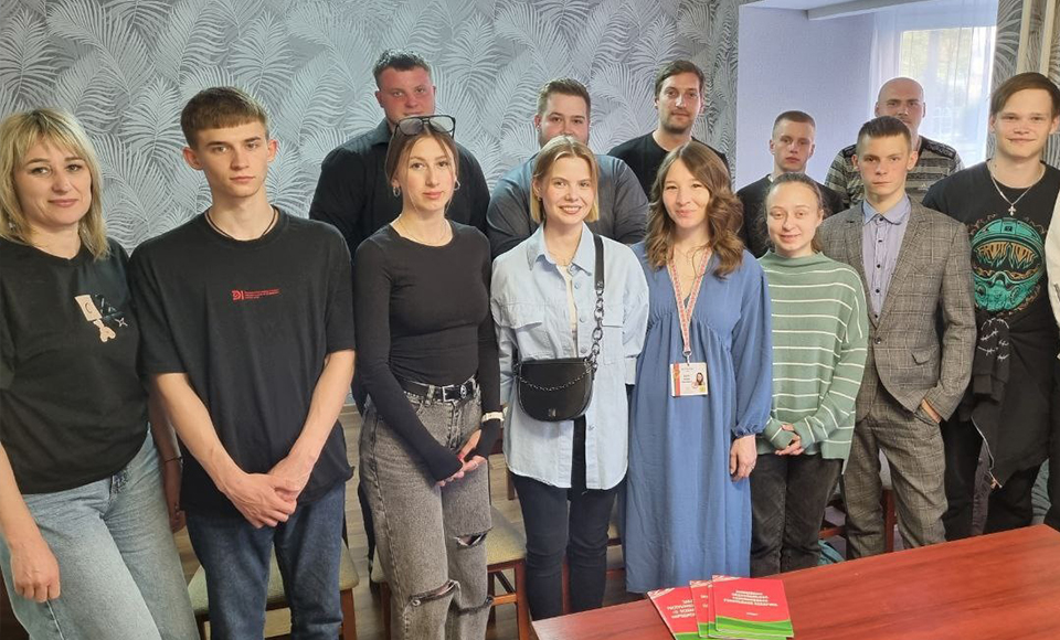 Делегат ВНС, депутат Солигорского районного Совета депутатов Виктория Лагун встретилась с молодёжью стройтреста № 3