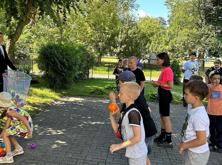 Творческие работники Дворца культуры г. Солигорска приняли участие в открытии школьного летнего лагеря