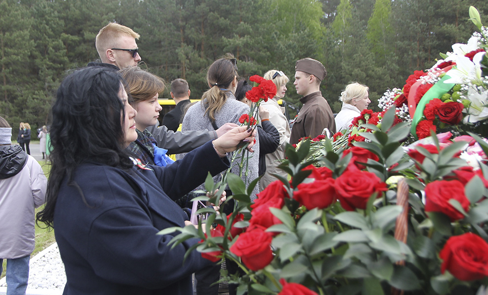 Солигорск празднует 80-ЛЕТИЕ ПОБЕДЫ. Возложение цветов на мемориальном комплексе «Скорбящая мать». ФОТОРЕПОРТАЖ