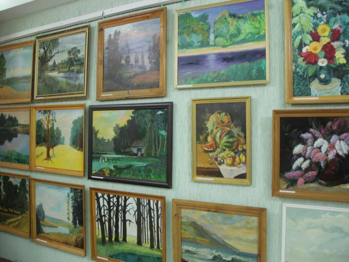 Народная студия изобразительного искусства для взрослых и юношества.