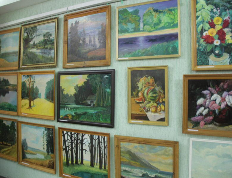 Народная студия изобразительного искусства для взрослых и юношества.