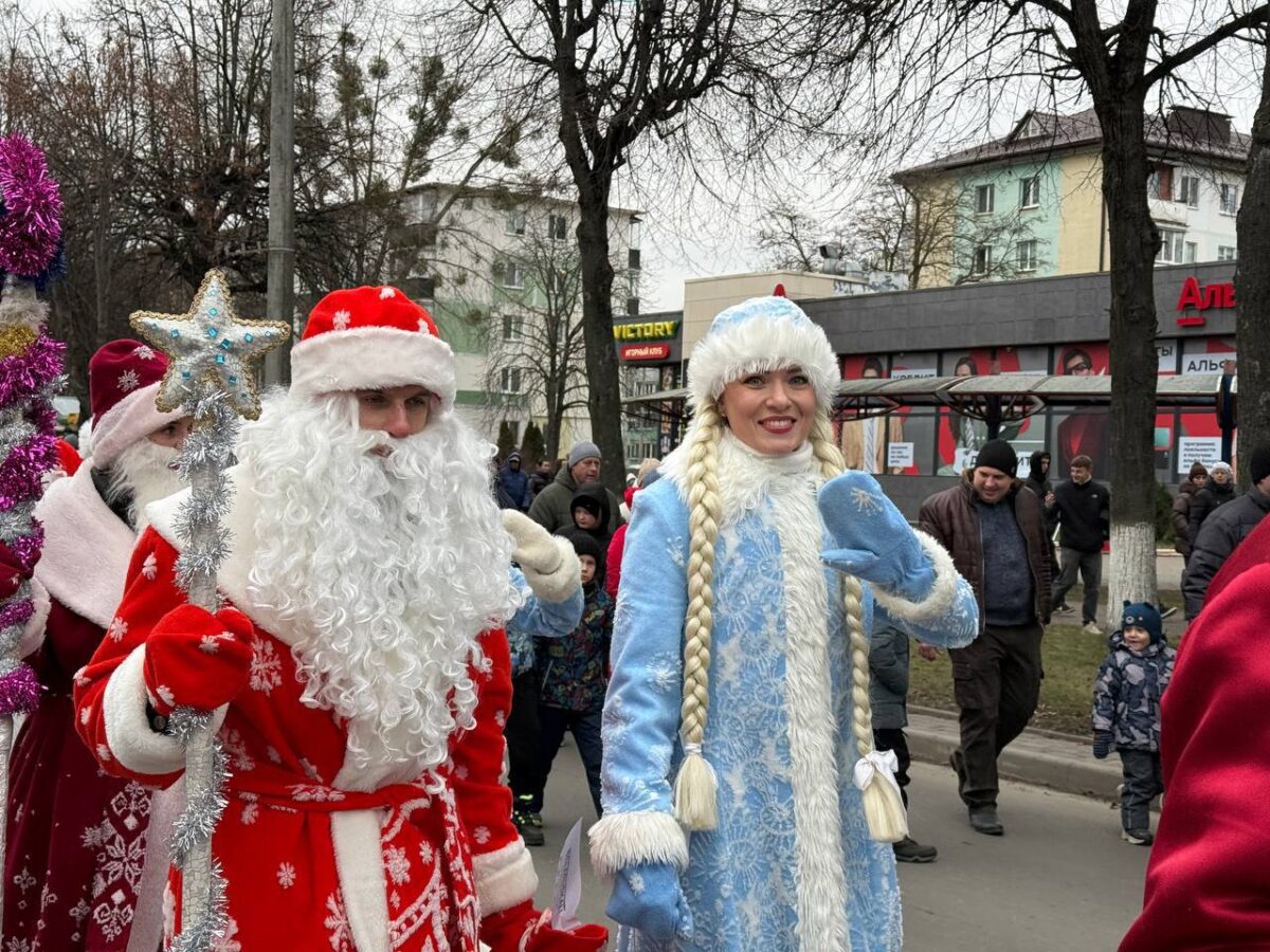 Яркий Парад Дедов Морозов и Снегурочек прошёл в Солигорске