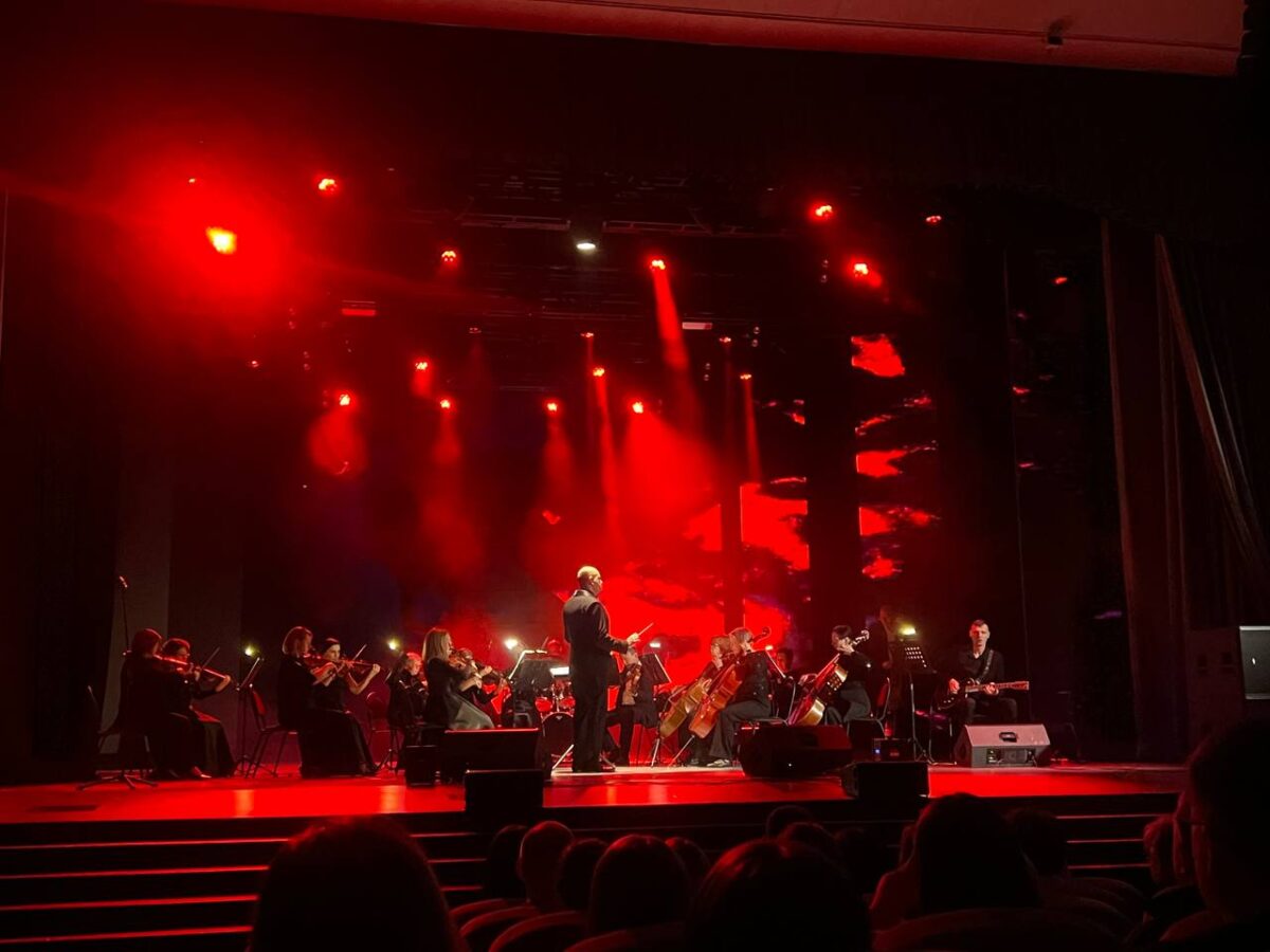 Аншлаг: в Солигорске прозвучали рок-хиты в исполнении симфонических инструментов